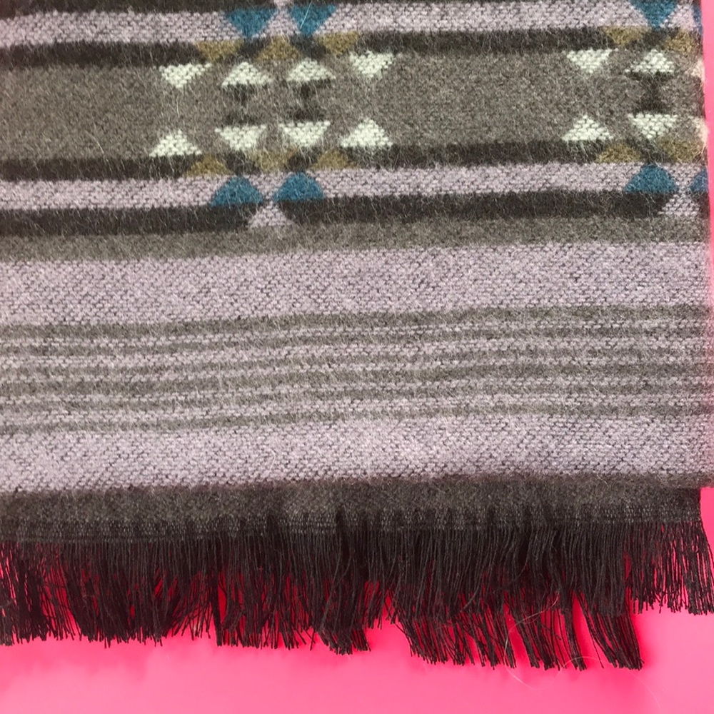 NWT Leto Collection Gray & Blue Aztec Design Scarf - Picture 3 of 3